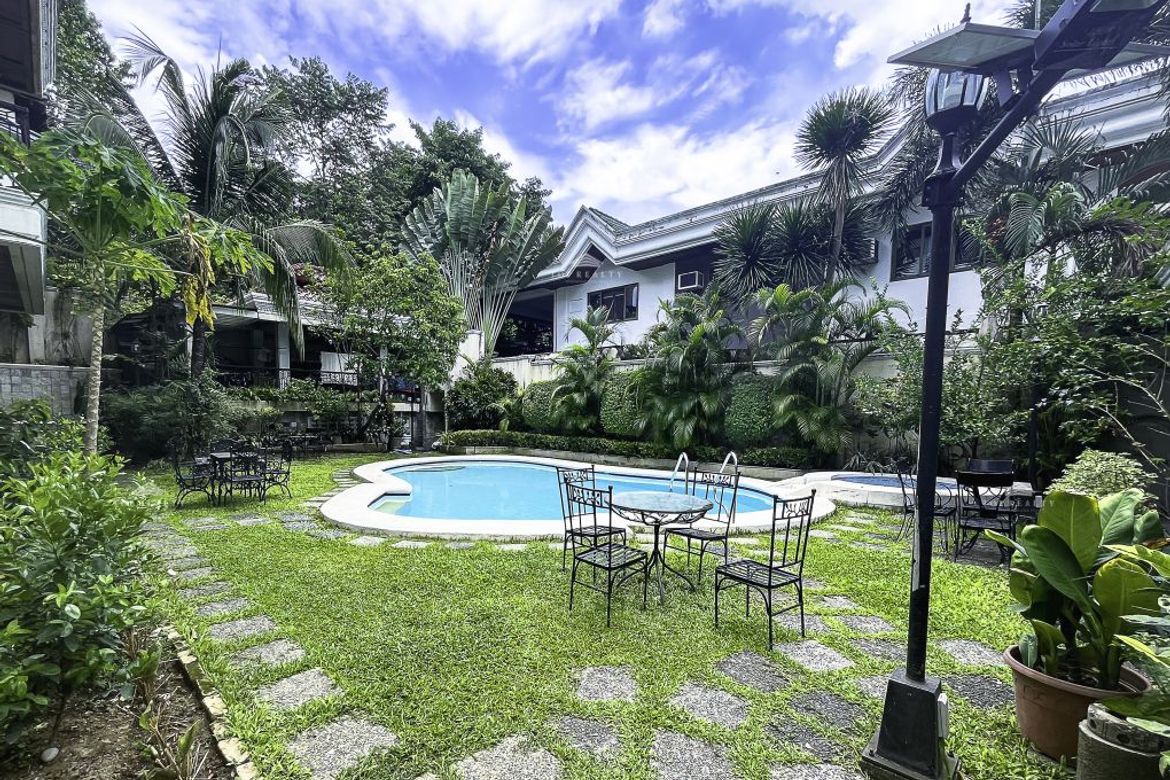6 Bedroom House for Sale in LOYOLA GRAND VILLAS, Ramon Magsaysay, Quezon City, Metro Manila near LRT-1 Roosevelt – photo 4