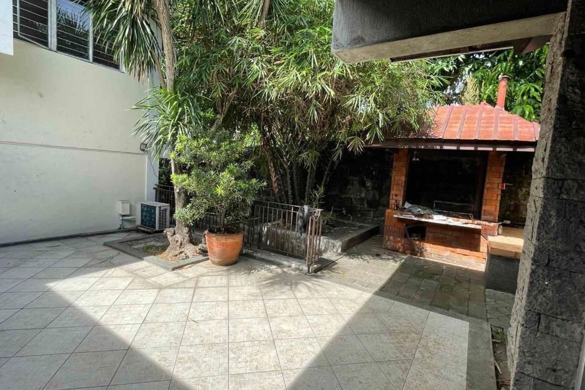 6 Bedroom House for Sale in Loyola Heights, Quezon City, Metro Manila near LRT-2 Katipunan