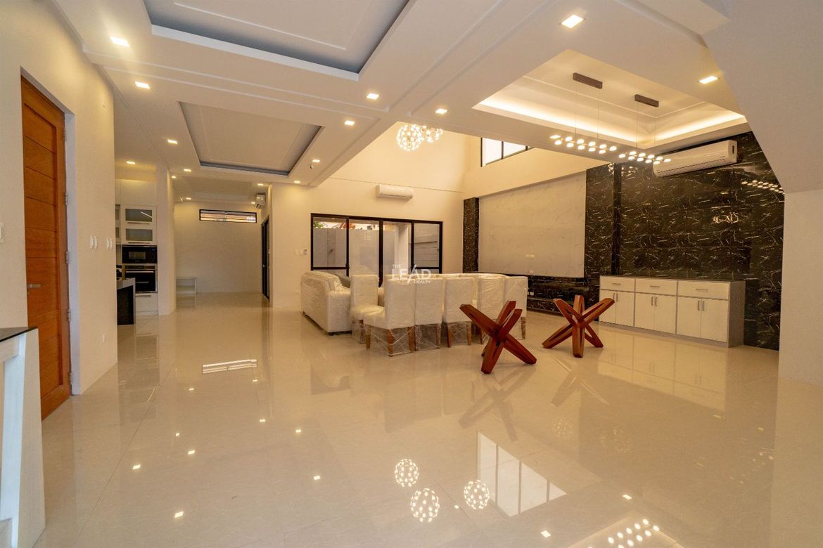 6 Bedroom House for Sale in Moonwalk, Parañaque, Metro Manila