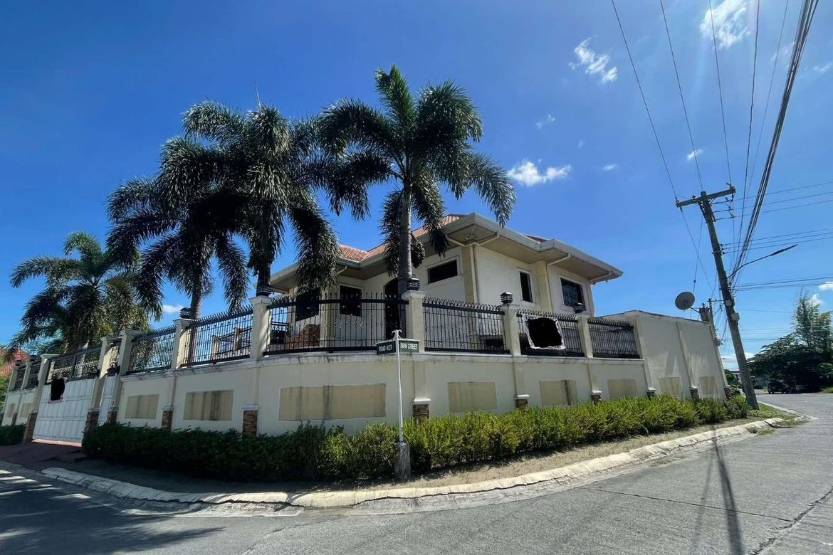 6 Bedroom House for Sale in Pandan, Angeles, Pampanga