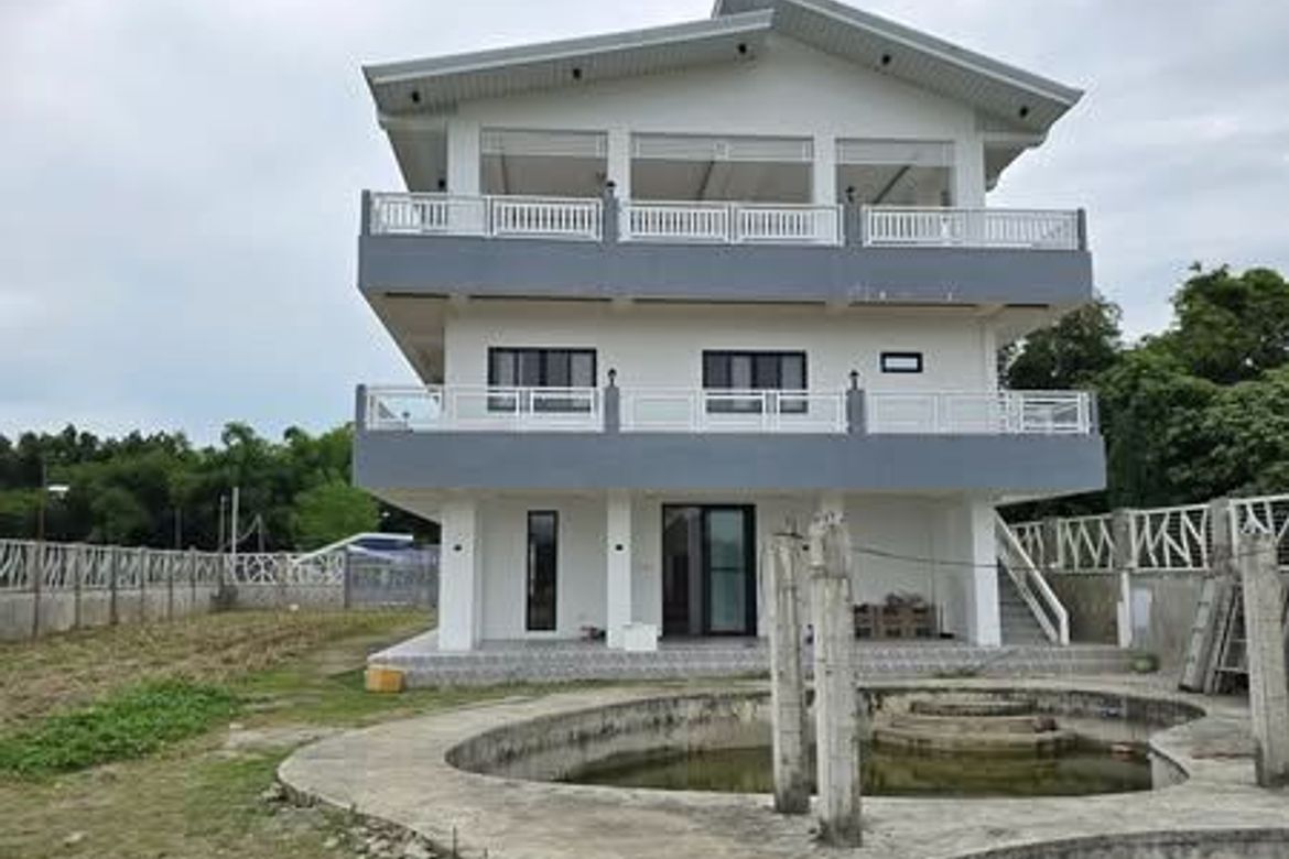 6 Bedroom House for Sale in Poblacion 2, Gerona, Tarlac