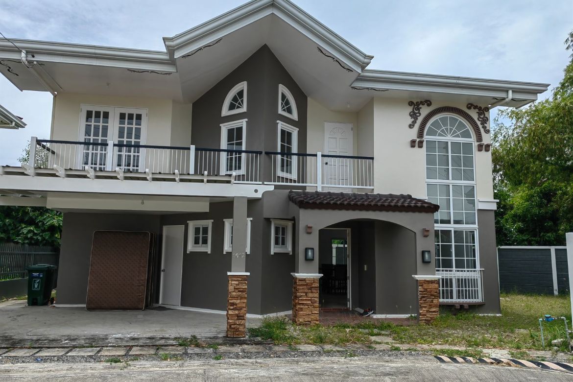 6 Bedroom House for Sale in San Isidro, Dauis, Bohol