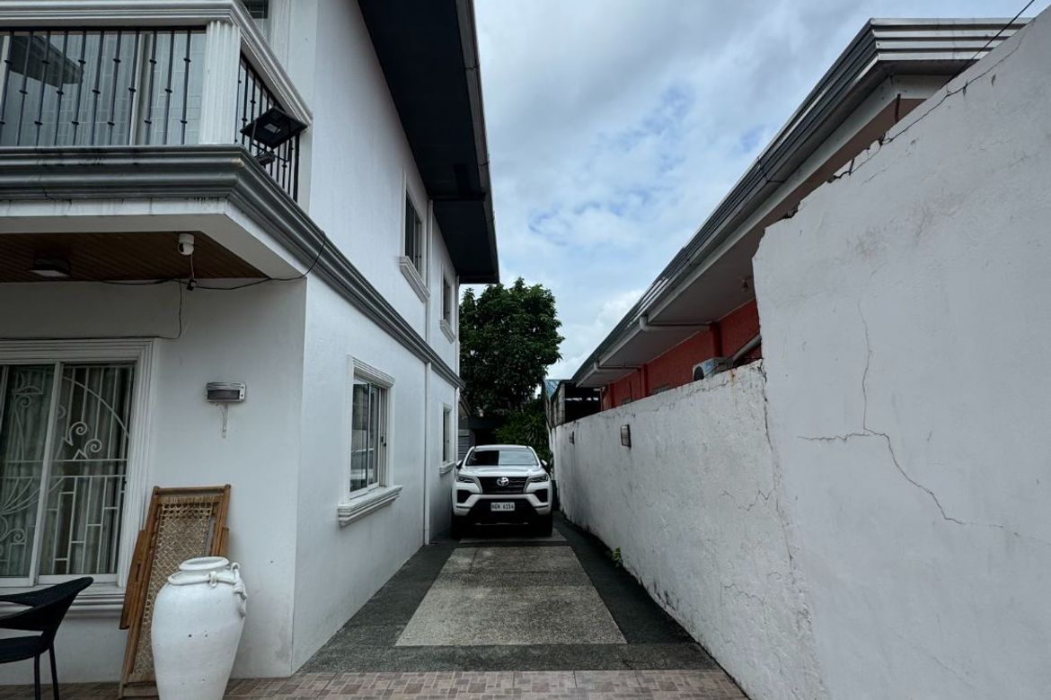 6 Bedroom House for Sale in San Isidro, Parañaque, Metro Manila – photo 3