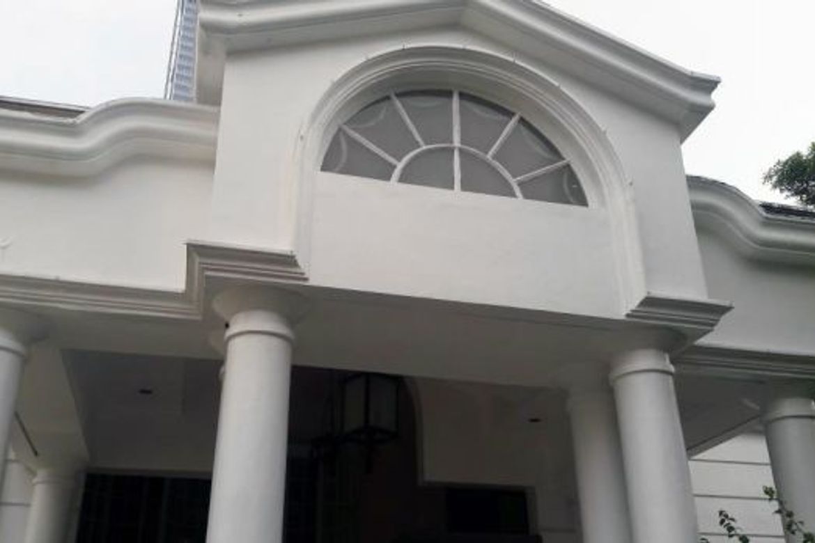 6 Bedroom House for Sale in San Lorenzo, Makati, Metro Manila near MRT-3 Ayala