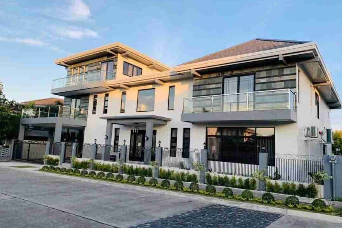 6 Bedroom House for Sale in Santa Clara Norte, Pila, Laguna