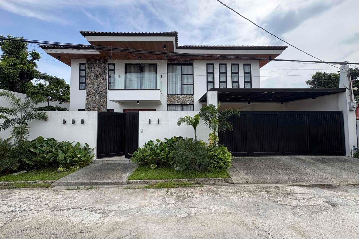 6 Bedroom House for Sale in Santo Rosario, San Fernando, Pampanga