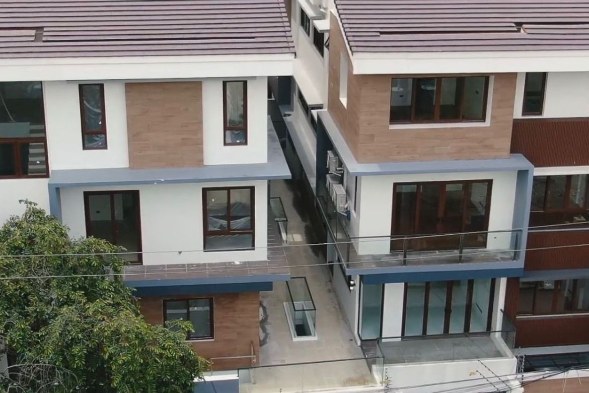 6 Bedroom House for Sale in Socorro, Quezon City, Metro Manila near LRT-2 Araneta Center-Cubao