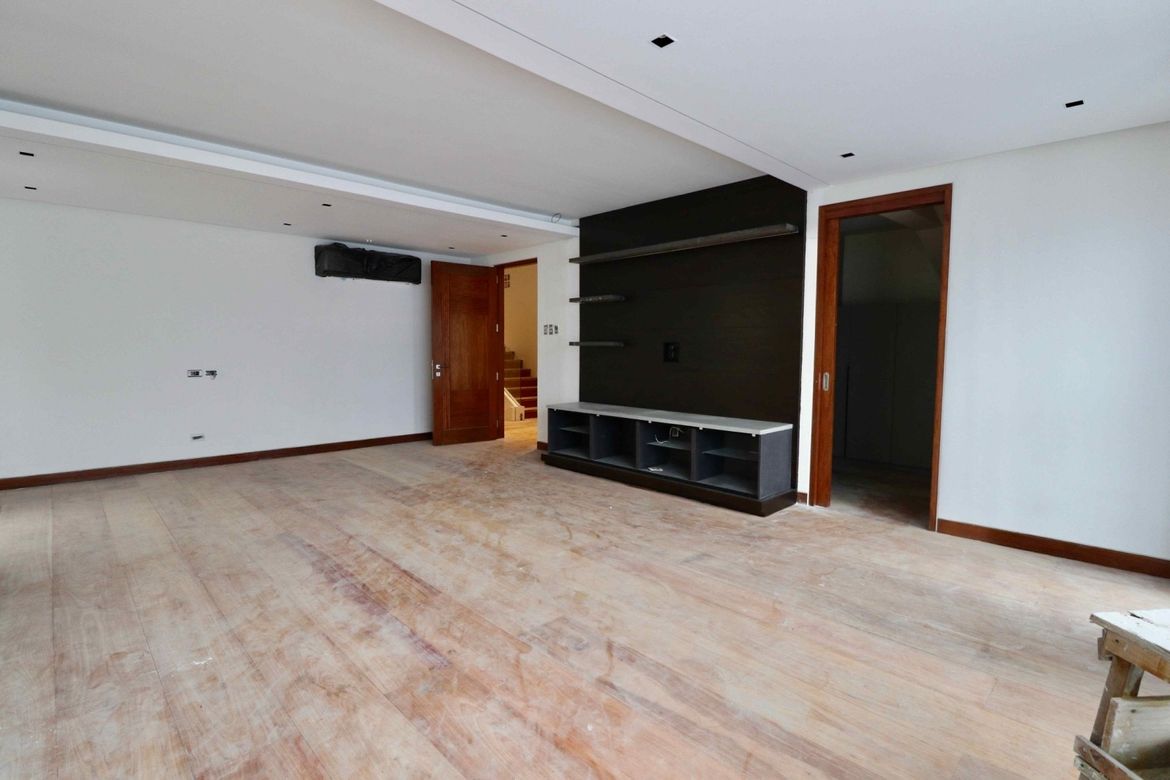 6 Bedroom House for Sale in Ugong Norte, Quezon City, Metro Manila near MRT-3 Ortigas