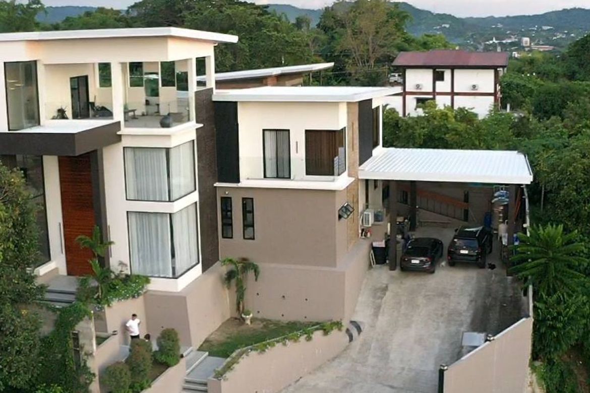 6 Bedroom House for Sale in Urbiztondo, San Juan, La Union