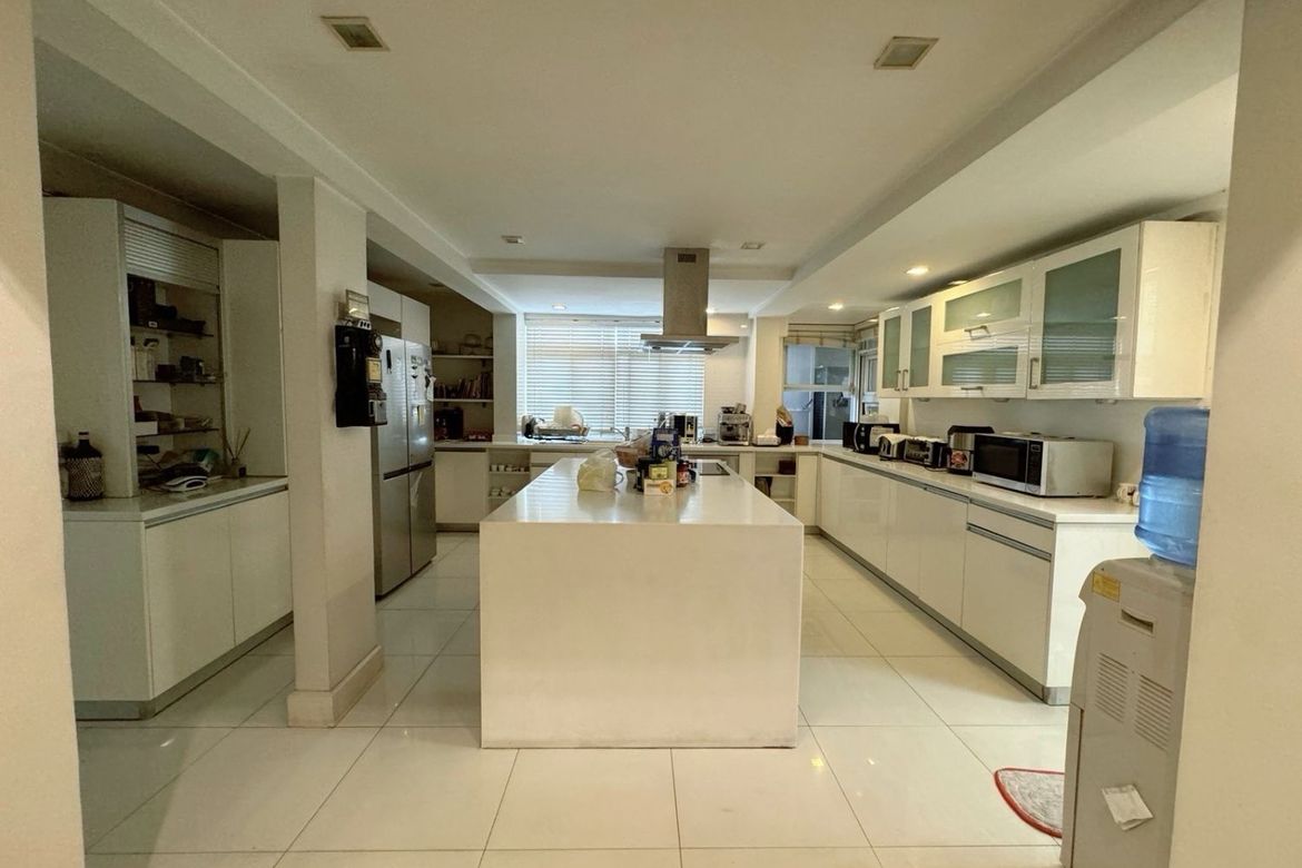 6 Bedroom House for Sale in White Plains, Quezon City, Metro Manila – photo 8