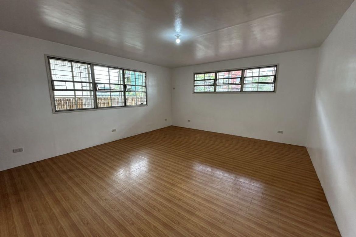 6 Bedroom Townhouse for Sale in Valenzuela, Makati, Metro Manila
