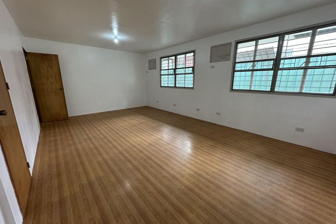 6 Bedroom Townhouse for Sale in Valenzuela, Makati, Metro Manila – photo 3