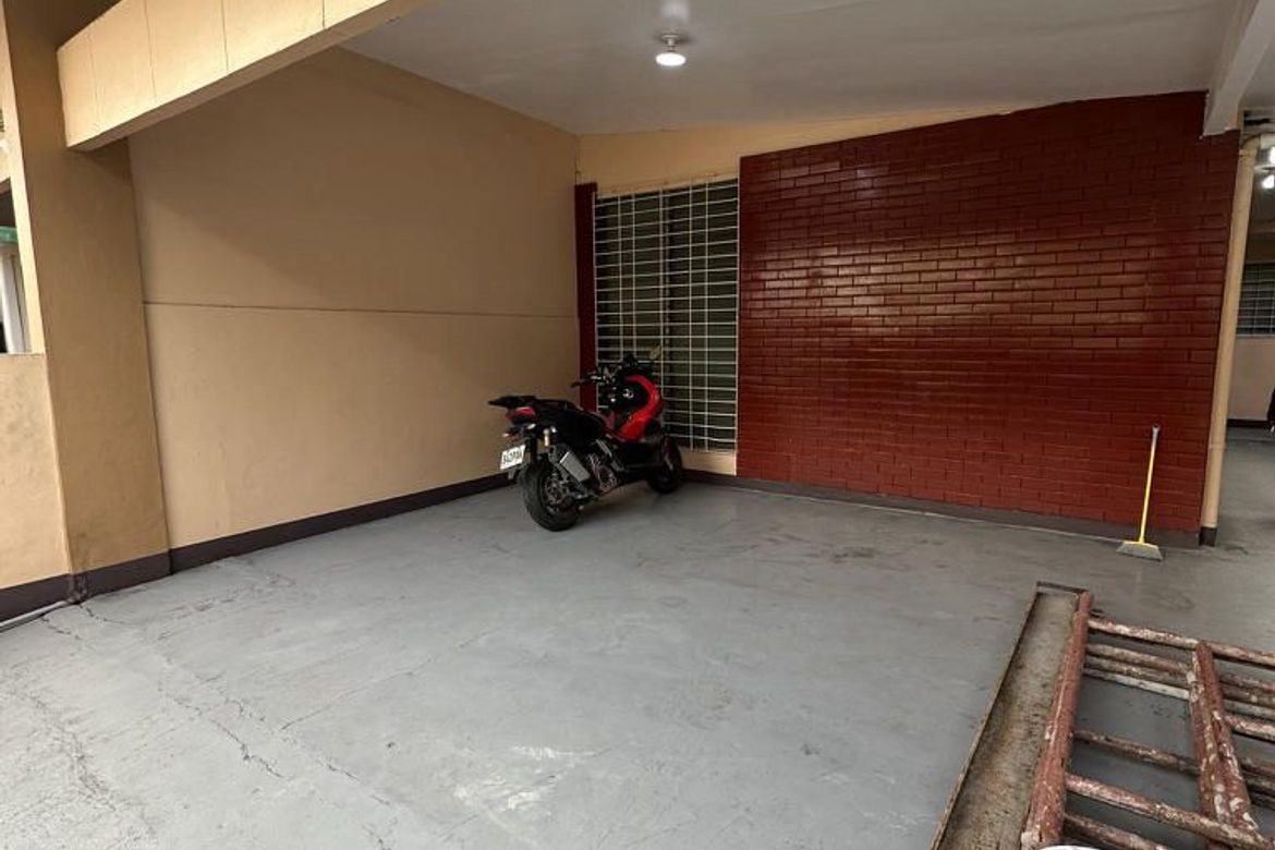 6 Bedroom Townhouse for Sale in Valenzuela, Makati, Metro Manila – photo 6