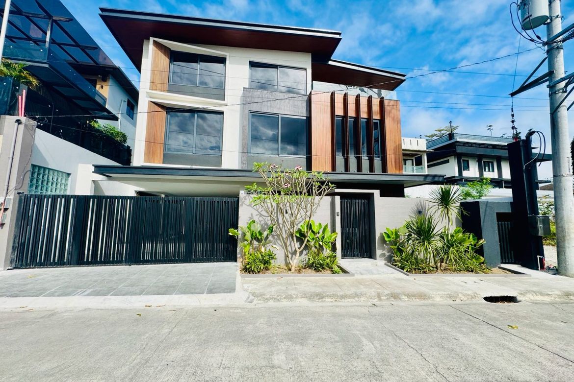 7 Bedroom House for Sale in Batasan Hills, Quezon City, Metro Manila