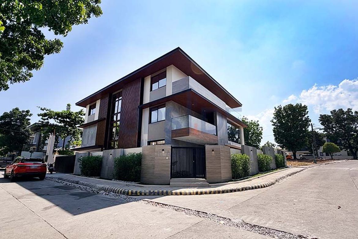 7 Bedroom House for Sale in Batasan Hills, Quezon City, Metro Manila