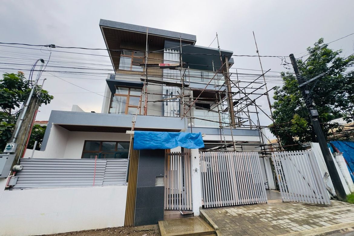 7 Bedroom House for Sale in Batasan Hills, Quezon City, Metro Manila