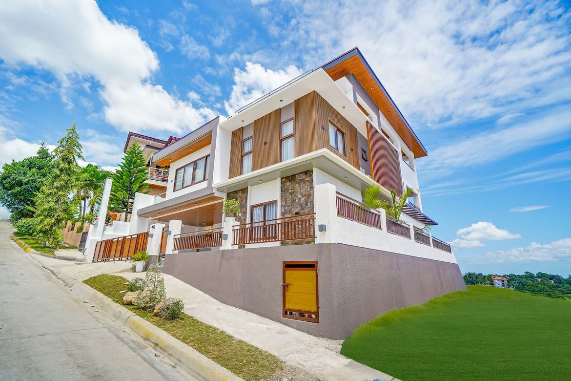 7 Bedroom House for Sale in Lawaan I, Talisay, Cebu