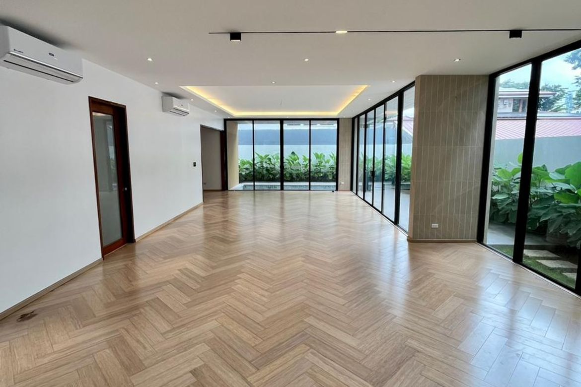 7 Bedroom House for Sale in White Plains, Quezon City, Metro Manila