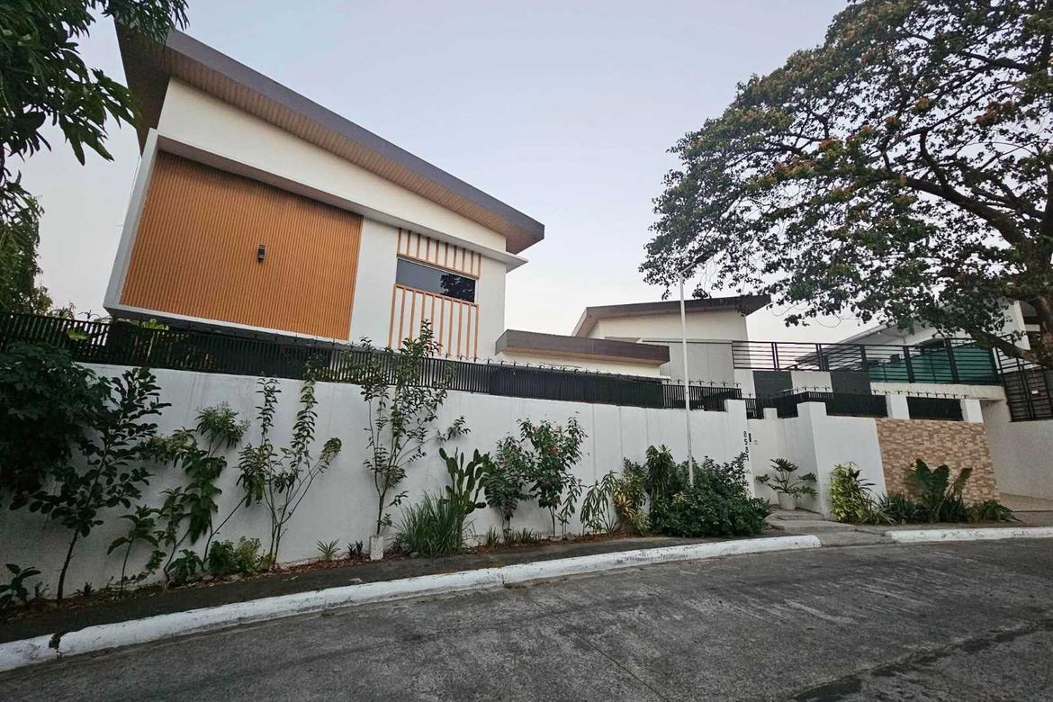 7 Bedroom Townhouse for Sale in Marcelo Green Village, Parañaque, Metro Manila