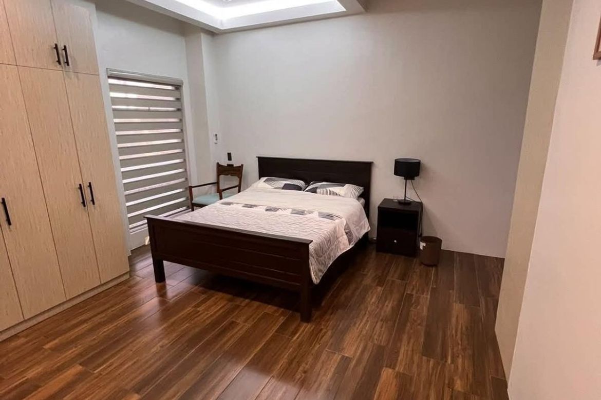 8 Bedroom House for Rent in Merville, Parañaque, Metro Manila photo 4