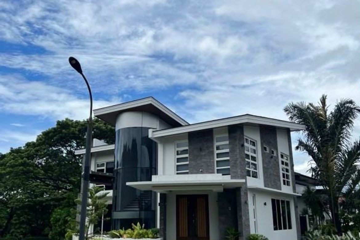 8 Bedroom House for Sale in Almanza Dos, Las Piñas, Metro Manila