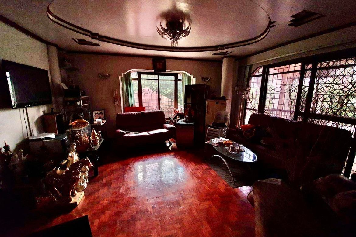 8 Bedroom House for Sale in Apolonio Samson, Quezon City, Metro Manila – photo 6