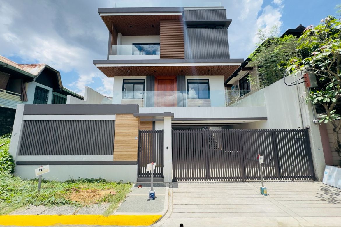 8 Bedroom House for Sale in Batasan Hills, Quezon City, Metro Manila
