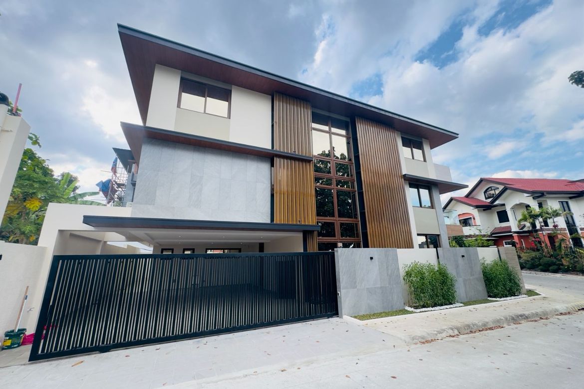 8 Bedroom House for Sale in Batasan Hills, Quezon City, Metro Manila