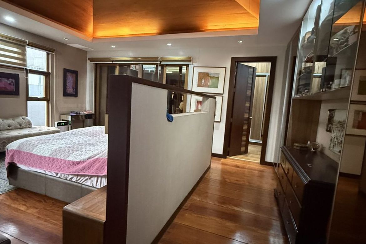 8 Bedroom House for Sale in LOYOLA GRAND VILLAS, Ramon Magsaysay, Quezon City, Metro Manila near LRT-1 Roosevelt – photo 3