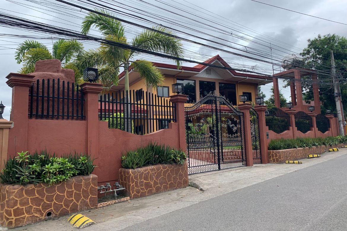 8 Bedroom House for Sale in Tunghaan, Minglanilla, Cebu
