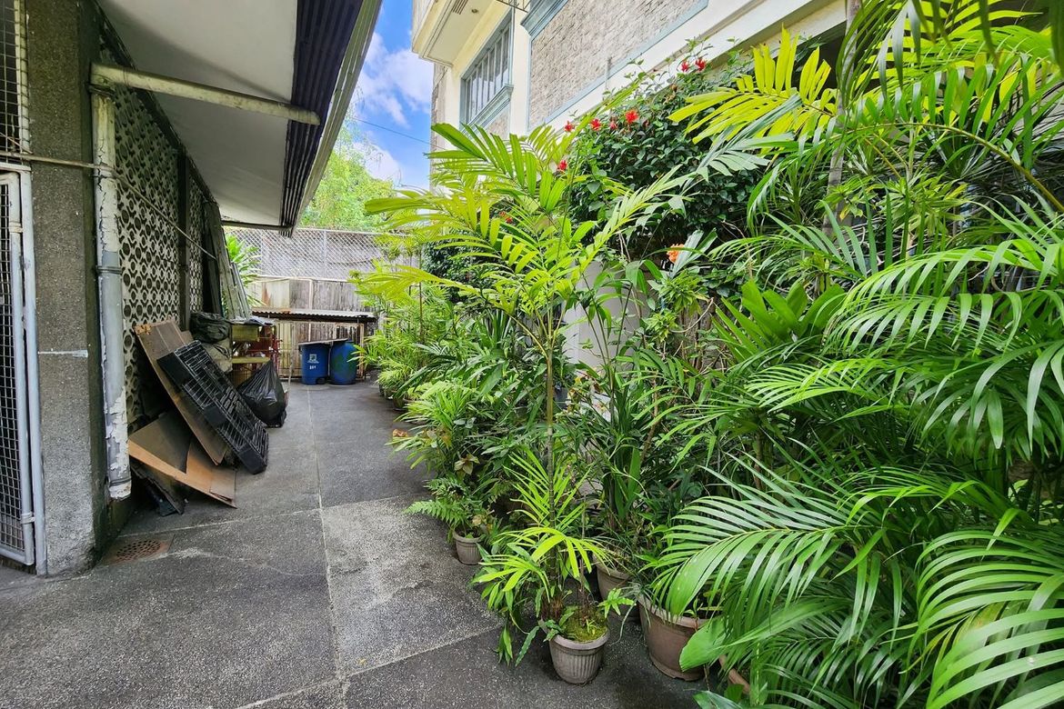 9 Bedroom House for Sale in Mariana, Quezon City, Metro Manila near LRT-2 Gilmore