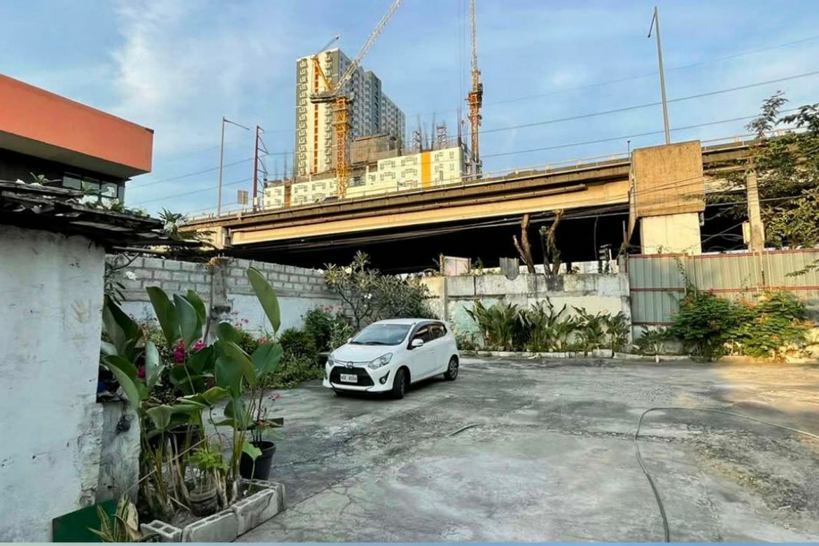 Commercial for Sale in Bangkal, Makati, Metro Manila near MRT-3 Magallanes