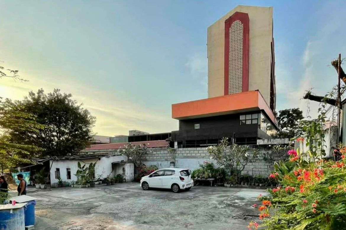 Commercial for Sale in Bangkal, Makati, Metro Manila near MRT-3 Magallanes – photo 2
