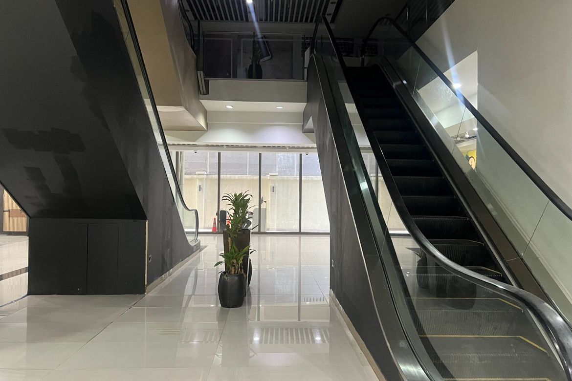 Commercial for Sale in Laureano di Trevi Tower, Pio Del Pilar, Makati, Metro Manila near MRT-3 Magallanes