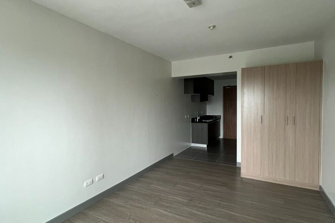 Condo for Sale in Greenhills, San Juan, Metro Manila near MRT-3 Santolan – photo 3