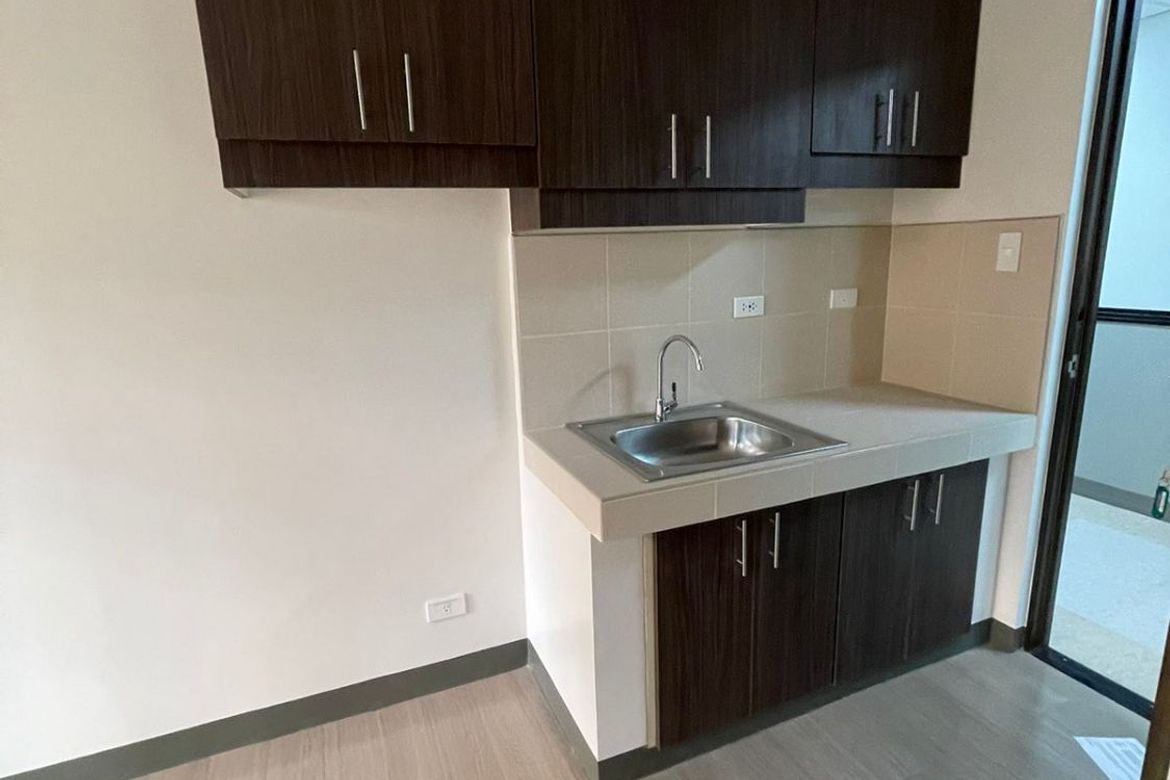 Condo for Sale in Pioneer Heights 1, Highway Hills, Mandaluyong, Metro Manila near MRT-3 Boni