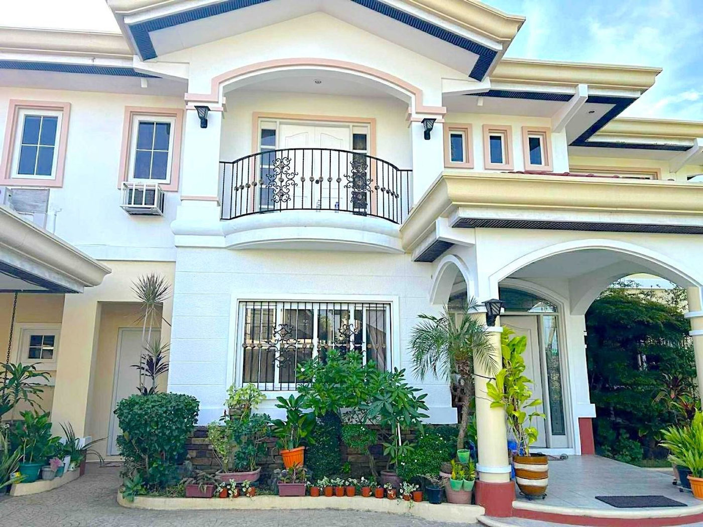 Fully Furnished 4-Bedroom Corner Villa for Sale in South Forbes Villas, Silang, Cavite – photo 2