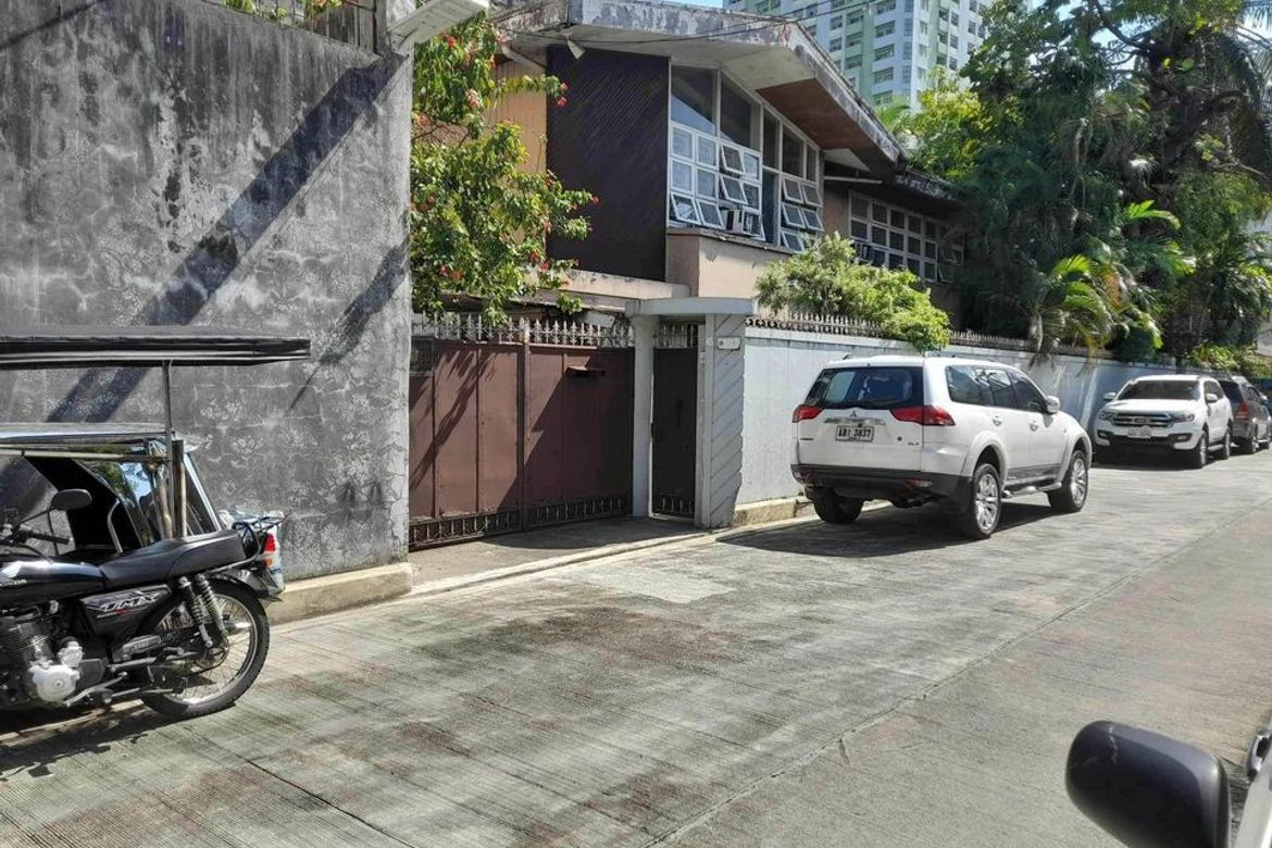 House for Sale in Barangay 18, Pasay, Metro Manila near LRT-1 Gil Puyat