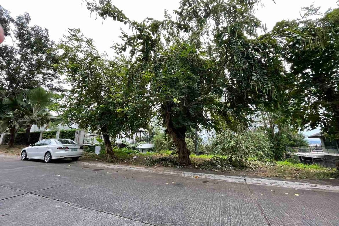 Land for Sale in LOYOLA GRAND VILLAS, Ramon Magsaysay, Quezon City, Metro Manila near LRT-1 Roosevelt