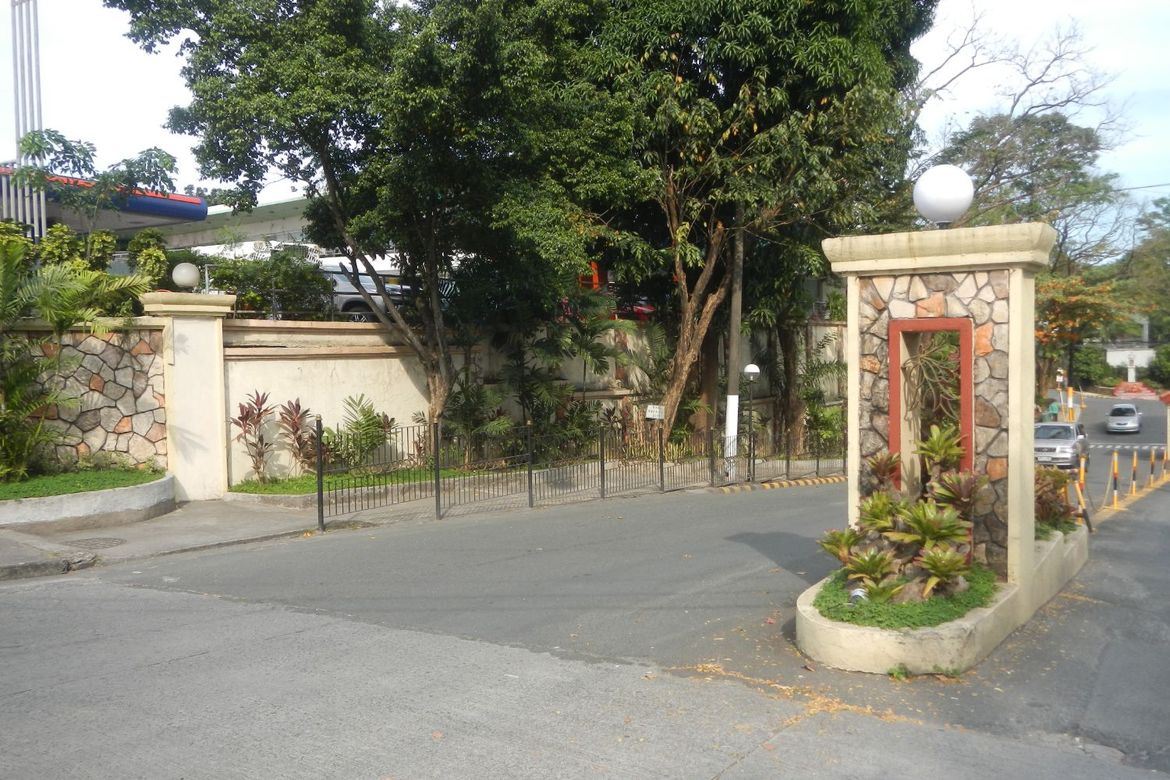 Land for Sale in LOYOLA GRAND VILLAS, Ramon Magsaysay, Quezon City, Metro Manila near LRT-1 Roosevelt