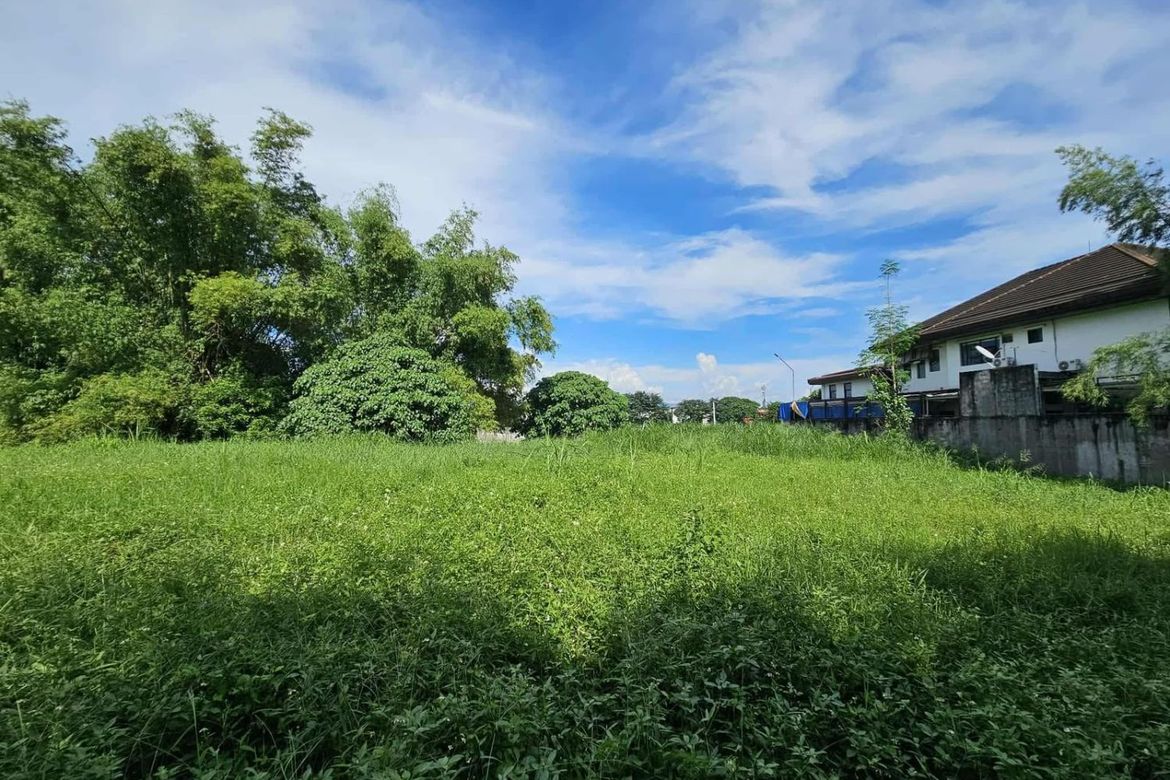 Land for Sale in LOYOLA GRAND VILLAS, Ramon Magsaysay, Quezon City, Metro Manila near LRT-1 Roosevelt