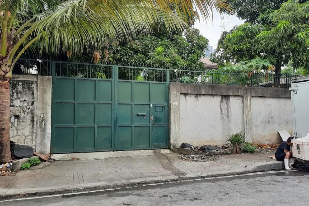 Land for Sale in Sacred Heart, Quezon City, Metro Manila near MRT-3 Kamuning