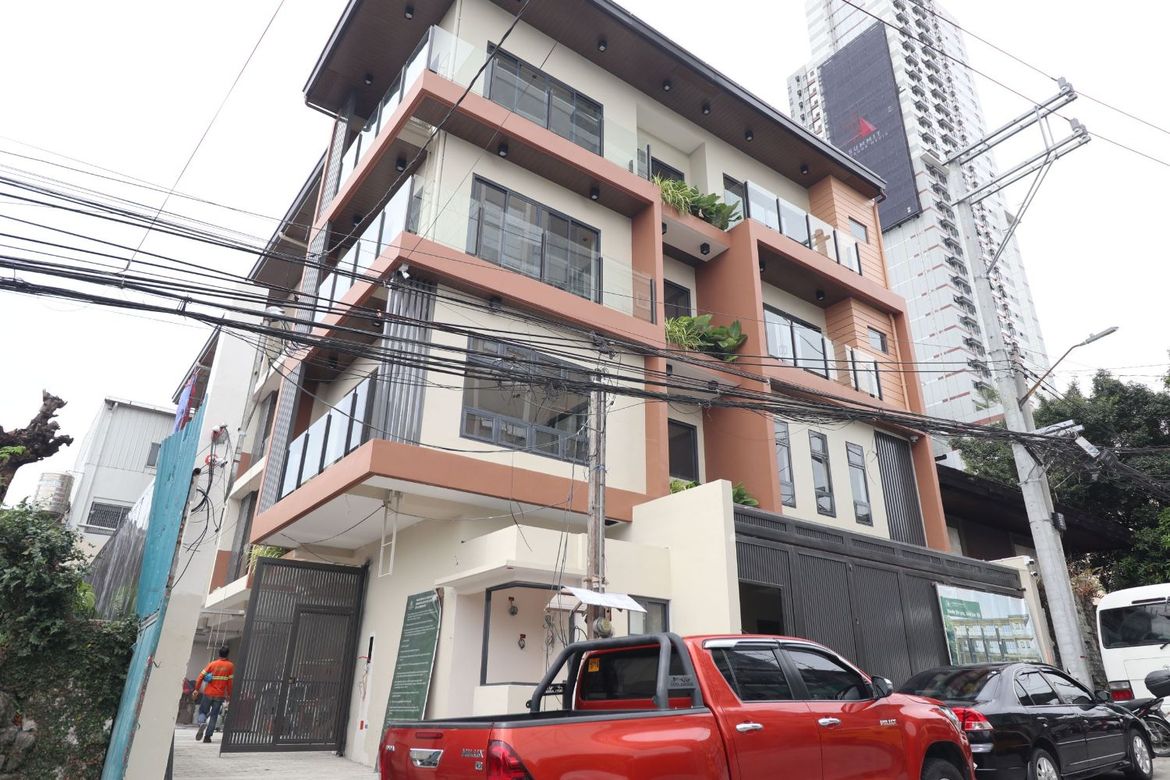 Land for Sale in Urdaneta, Makati, Metro Manila near MRT-3 Ayala