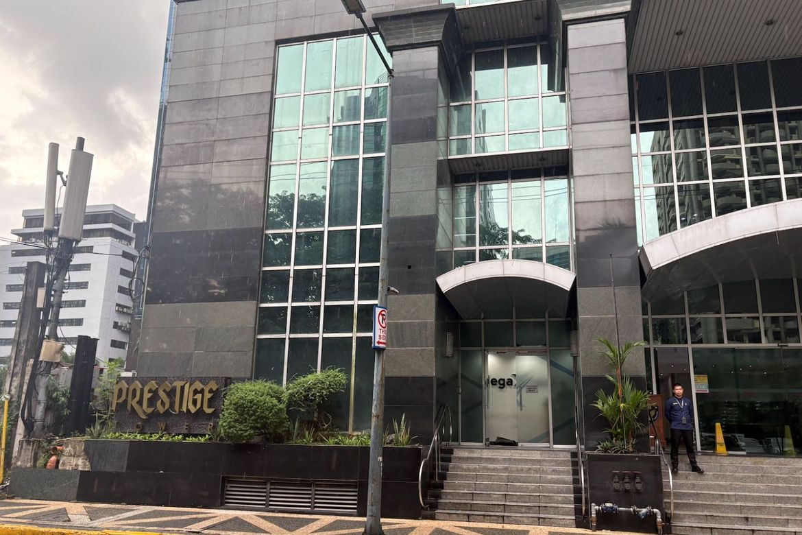 Office for Sale in Prestige Tower, San Antonio, Pasig, Metro Manila near MRT-3 Ortigas