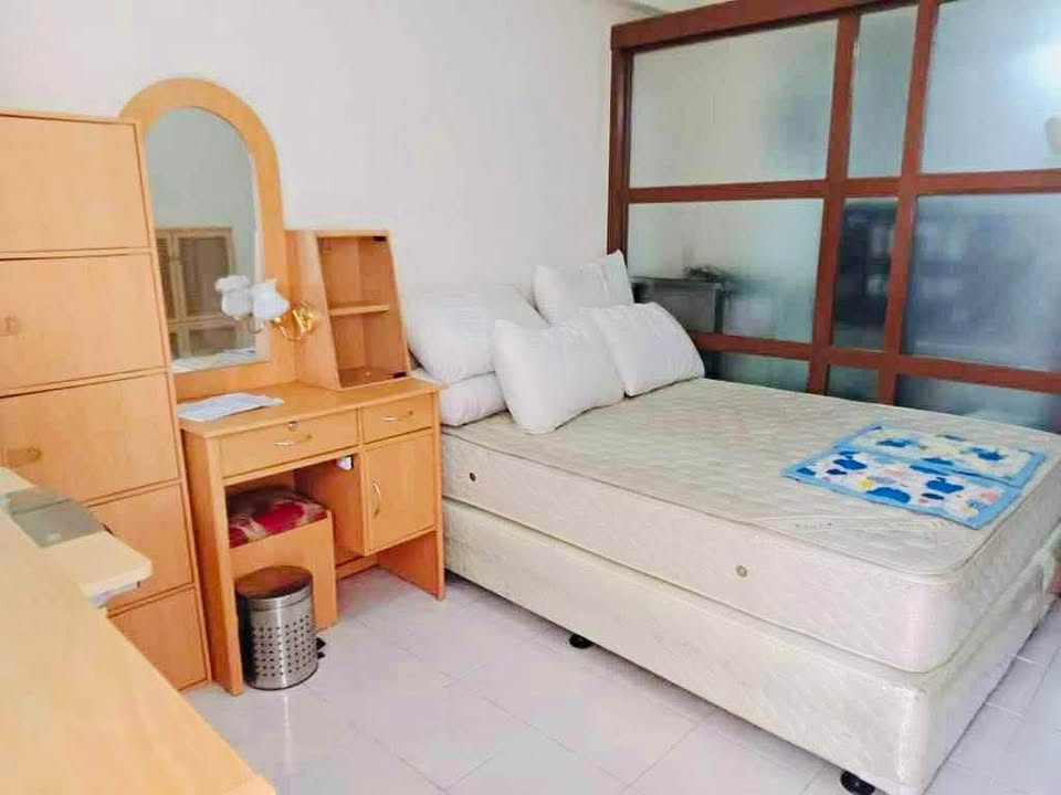 Semi-Furnished 1-Bedroom Condo for Sale at Makati Executive Tower, Buendia