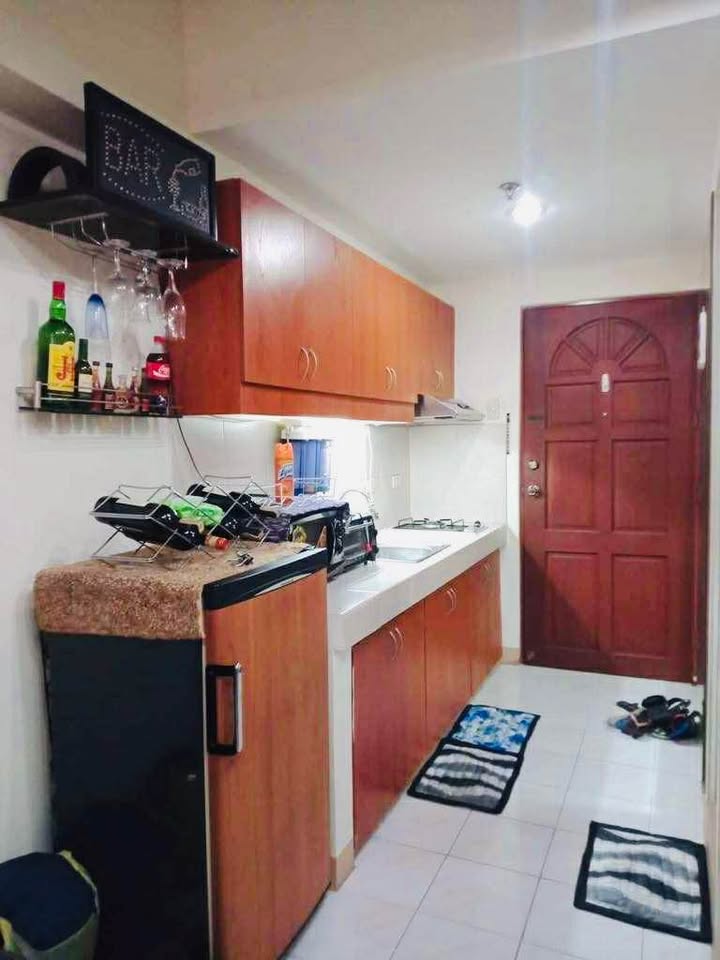 Semi-Furnished 1-Bedroom Condo for Sale at Makati Executive Tower, Buendia – photo 2