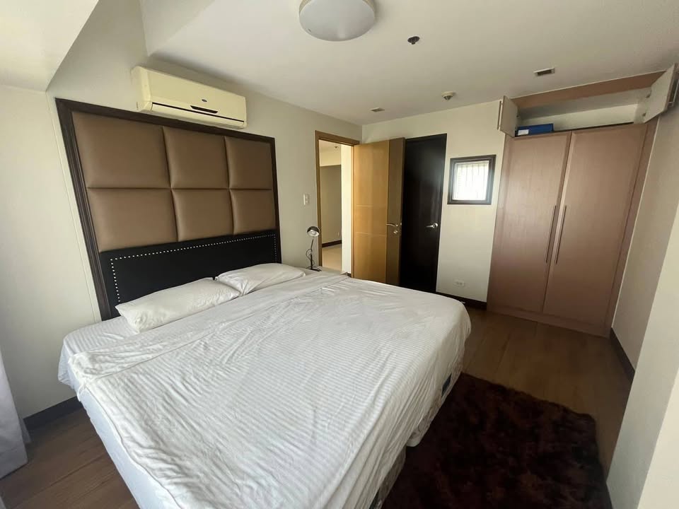 Semi-Furnished 1-Bedroom Condo for Sale at One Central, Makati – photo 4