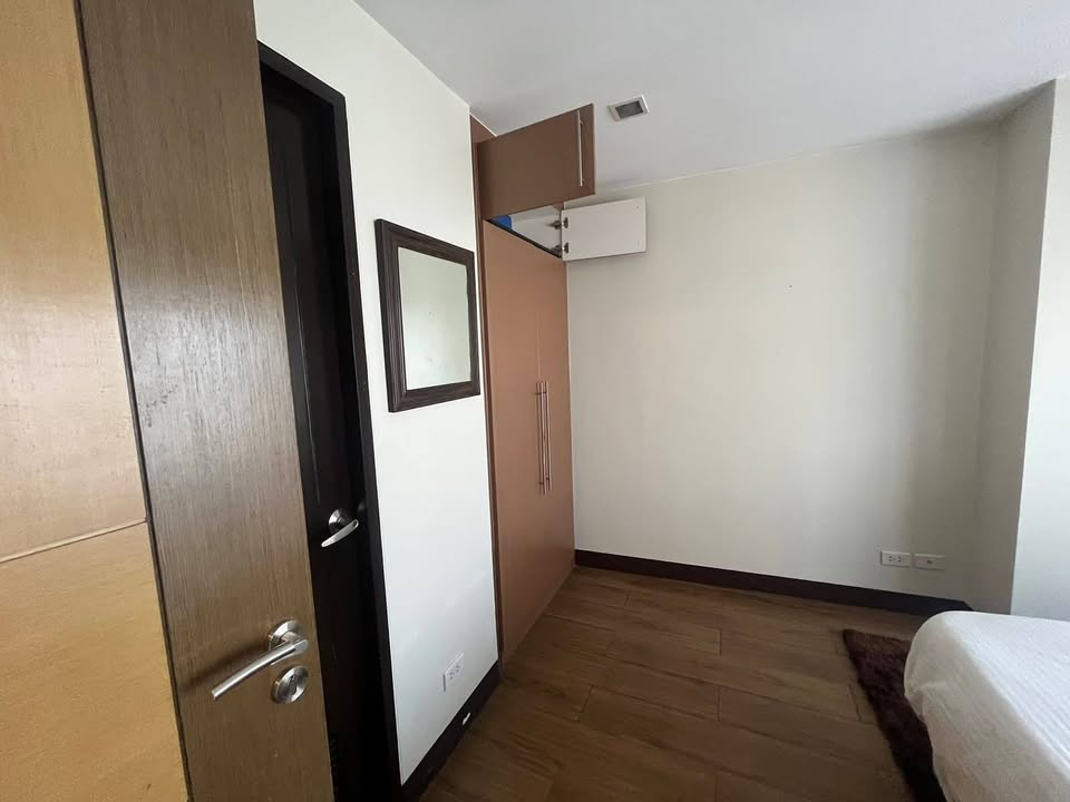 Semi-Furnished 1-Bedroom Condo for Sale at One Central, Makati – photo 5