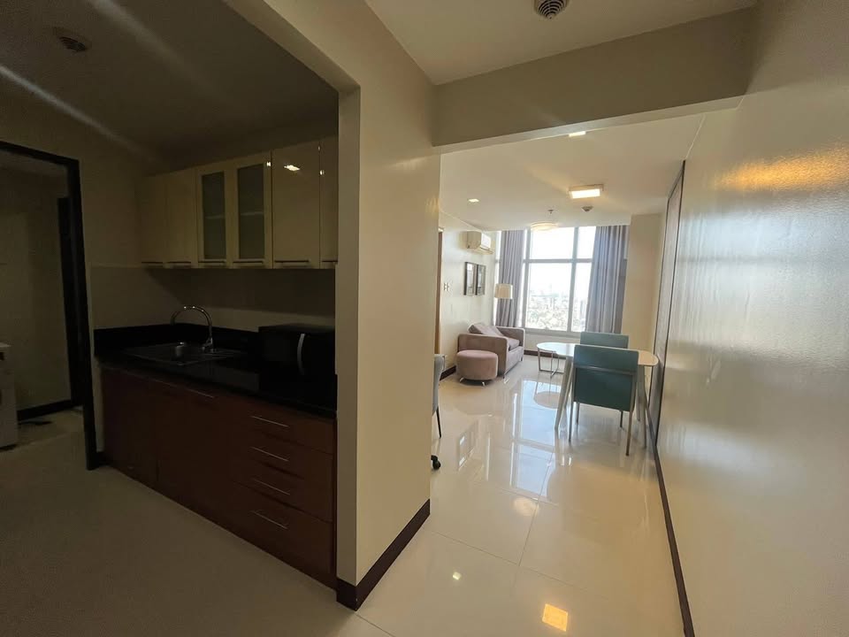 Semi-Furnished 1-Bedroom Condo for Sale at One Central, Makati – photo 6
