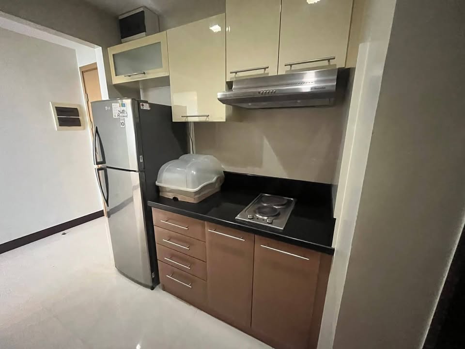Semi-Furnished 1-Bedroom Condo for Sale at One Central, Makati – photo 8